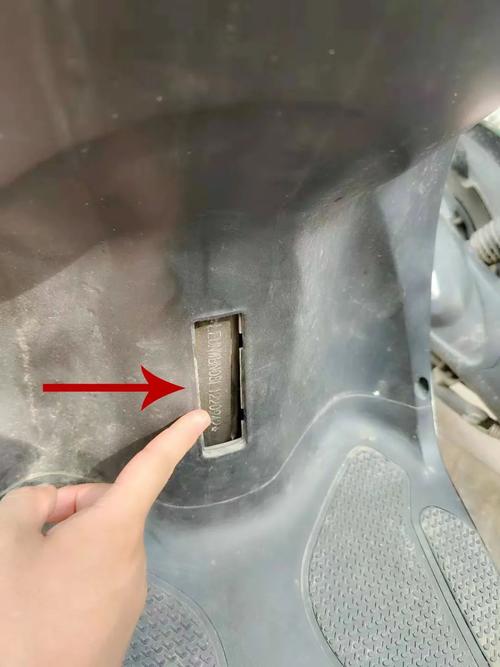 的电动车 (俗称小车), 车架号一般在车梁上, 年份久远的电动车车架号