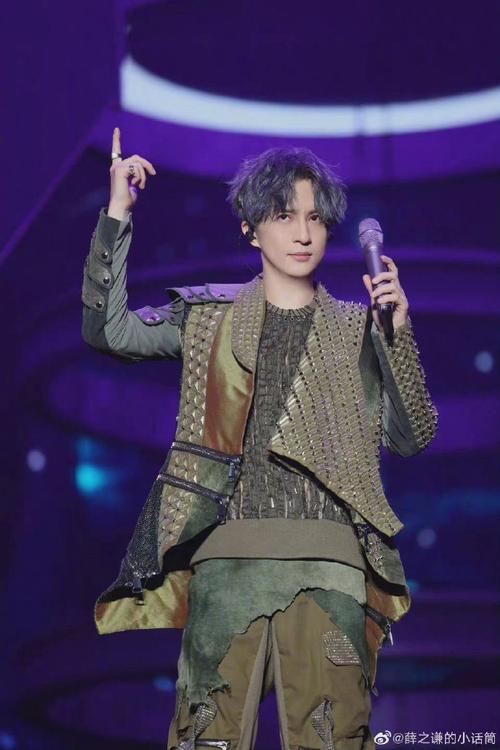 薛之谦在演唱会上一边唱歌一边高空走钢丝,还有什么是薛之谦不会的!