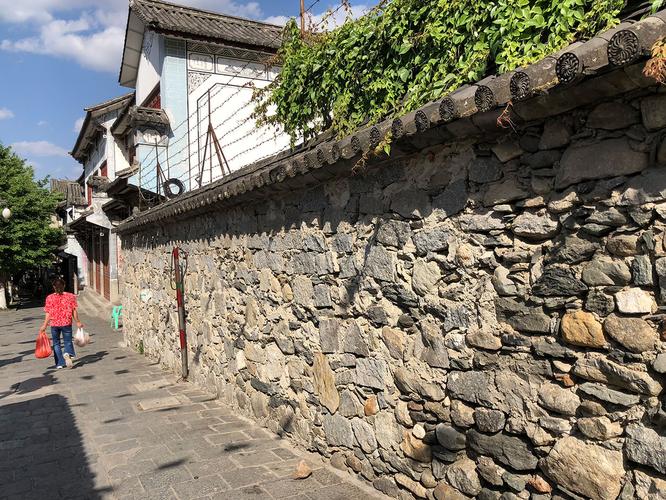 大理很多这样的石头墙的建筑.
