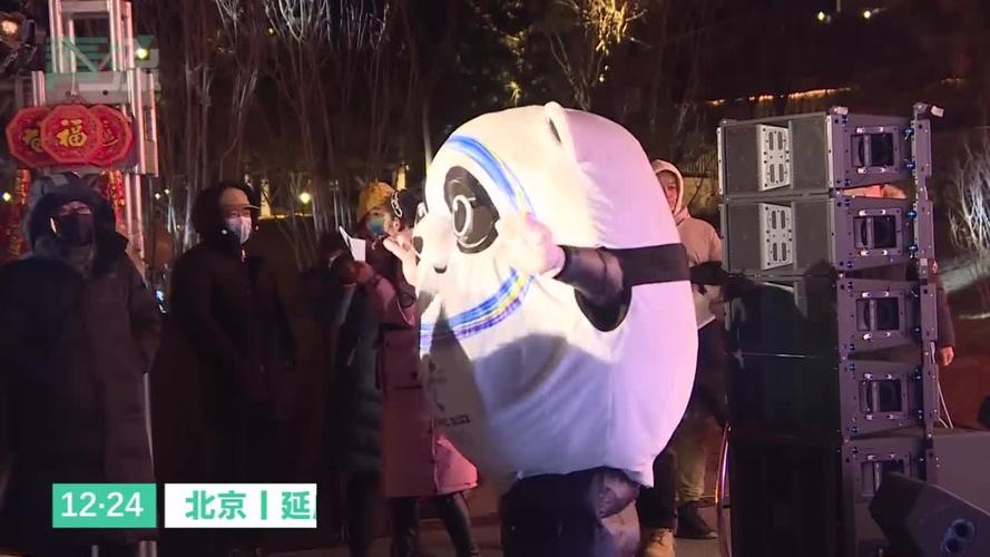 冰墩墩和雪荣融化身花灯亮相