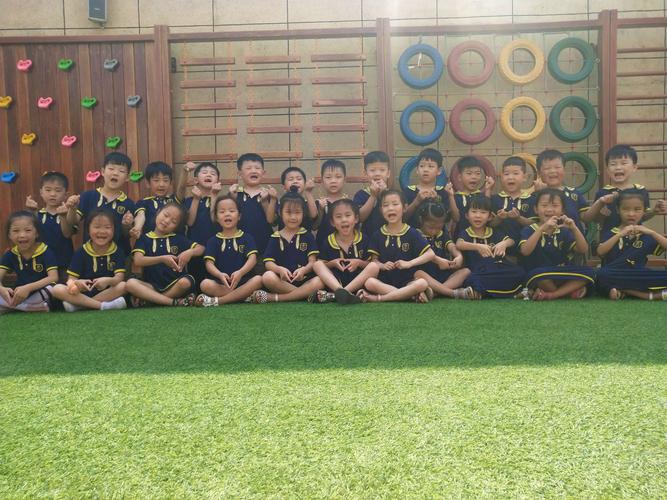 小橡树幼儿园学前班风采展示:园服之美