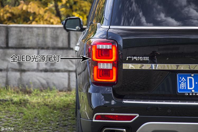 传祺gs8的尾灯与前大灯相呼应,同样采用了全led光源和富有科技感的