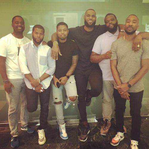 詹姆斯发布与20多年兄弟的合照,尴尬的事情随之发生