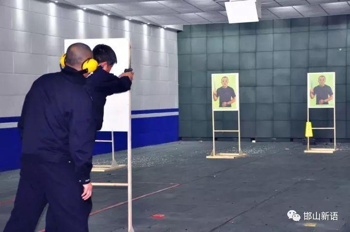 比赛时,在一阵"噼啪"的枪响声中,分局党委副书记,政委李建峰,党委委员