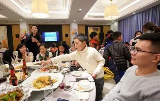 大项目结束以后,公司为了体恤大家发出了聚餐邀请,老板还非常豪气地说