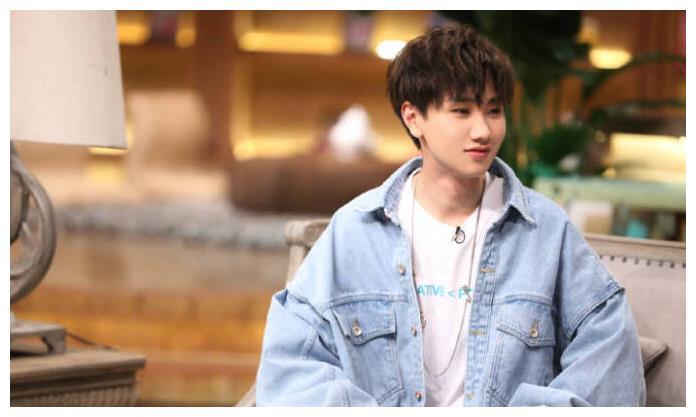 汪苏泷参加综艺节目偶像包袱太重,被郑恺吐槽;捂头盖脸躲避镜头