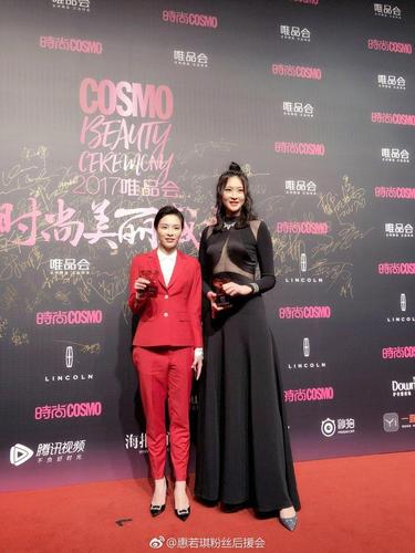 身高192cm女排惠若琪, 穿透视美翻全场, 机场素颜变回