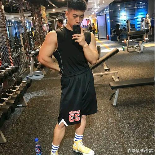 组图:酷酷痞痞的寸发腹肌男,身材不错,诱惑力十足的