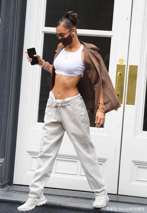 美国维密超模贝拉,穿翻领背心配阔腿短裤,蛮腰微露身材太吸睛