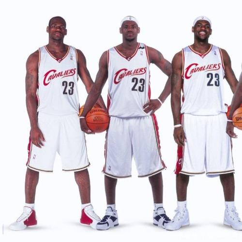 詹姆斯17个赛季的定妆照见证了他刚入联盟的青涩到如今的伟大