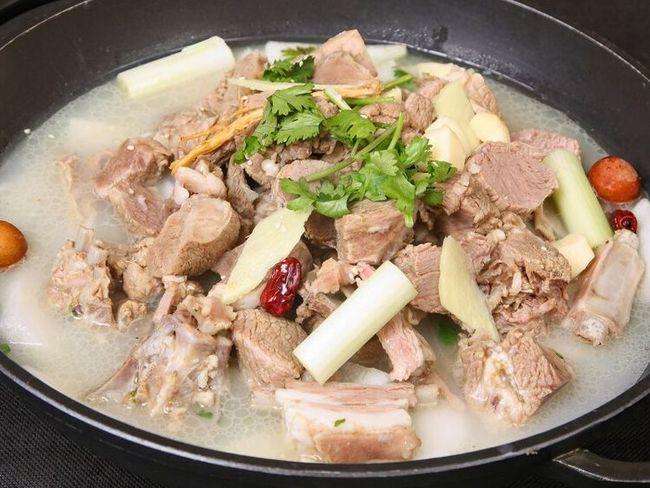 炖羊肉时切忌用料太多只需记住这3种料羊肉软烂汤鲜肉香