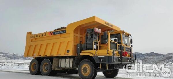 柳工宽体车dw90ah雪地上飞驰的悍马