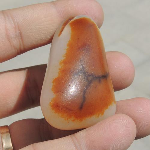 方言和田玉特惠16600元新疆和田玉精品黑油皮籽料玩料籽无修无磨s