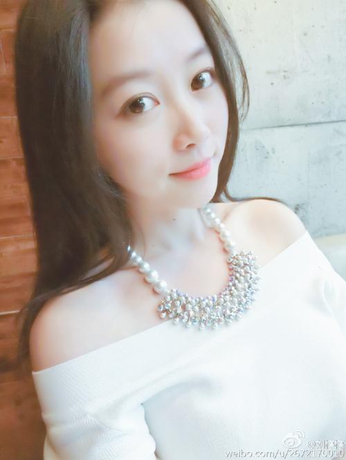 毕业于辽宁师范大学的校花刘楟楟在微博晒出唯美写真,气质清新纯净的