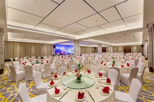 餐标3000元/桌,40桌起  无柱式多功能宴会厅  面积1000平方,顶部全