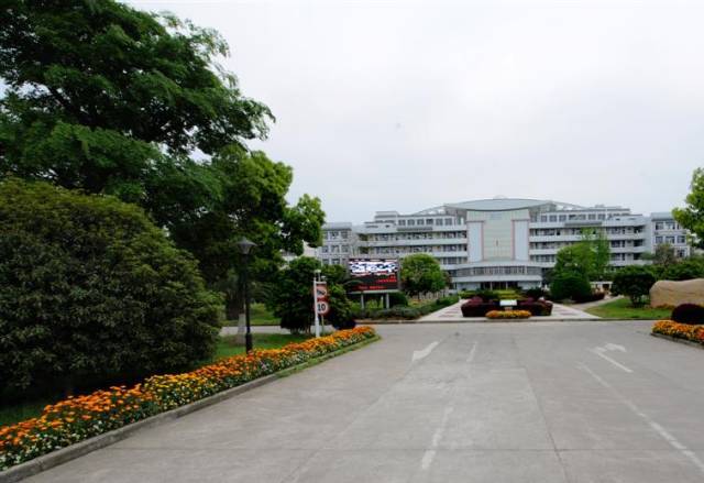 学校占地8万平米,建筑面积达5万平米,校园绿化面积3万平米. 鄞江中学