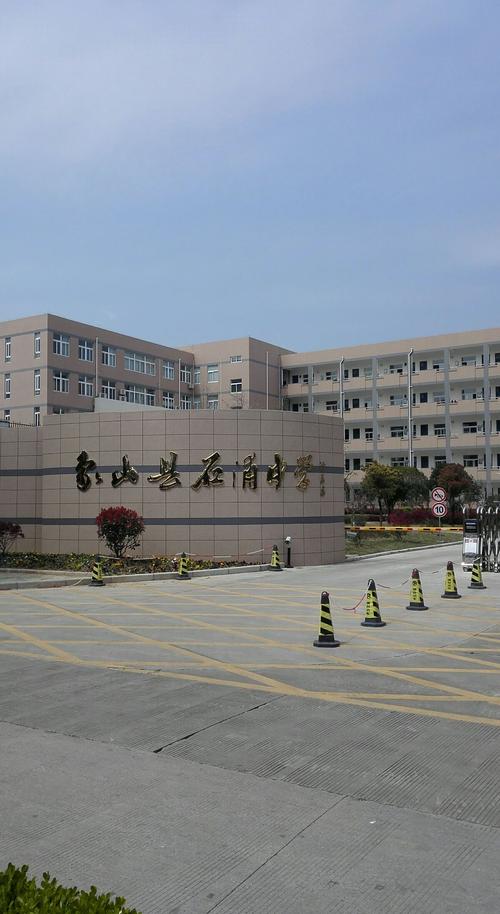 1月22日,石浦中学校门口,师生写春联,送春联活动,欢迎广大市民前来一