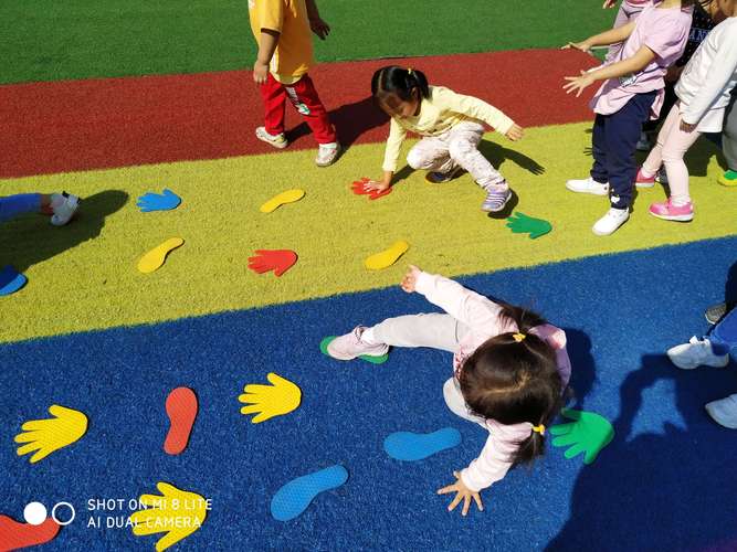 黄河宝贝幼儿园-贝贝班 户外游戏《小手小脚碰一碰》