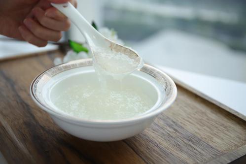 专为现代女性定制,小燕瓶鲜炖燕窝打造宠爱自己新体验