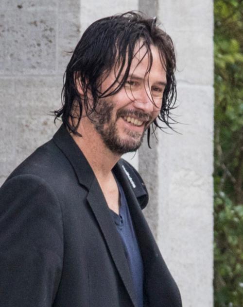 基努里维斯湿发出门,满脸胡子长腿瞩目,网友:这男人该死的魅力