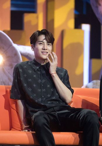 王嘉尔真空穿搭太诱惑衬衫硬是穿成v领葡萄紫穿搭好时尚