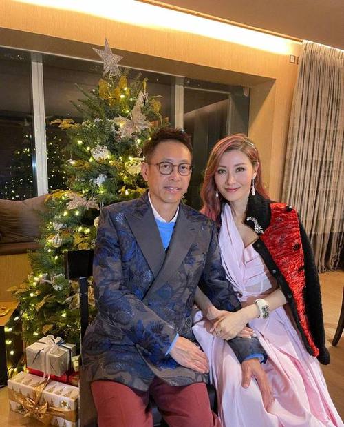 51岁李嘉欣晒美照戴钻石首饰贵气十足与老公同框似两代人