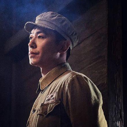 朱亚文晒出《长津湖》指导员梅生的箱子,看到箱子又破防了!
