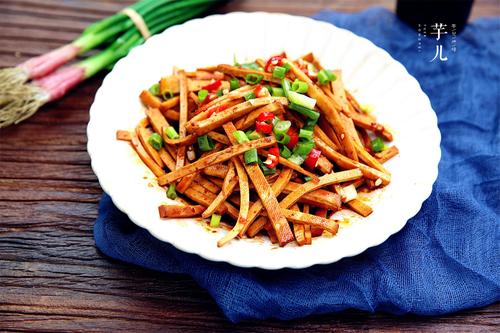 【凉拌香干】食材:豆腐干 5个,小葱 一根,小米辣 3个.制作方法:1.