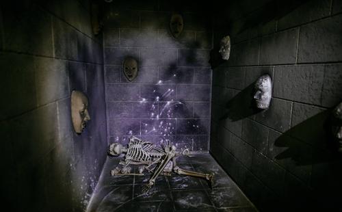 共有七星鲁王宫,云顶天宫,怒海潜沙三个主场景 血红色的光一打 那就