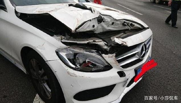 奔驰c200l遭大货车夹击,看到事故现场后,网友:贵有贵
