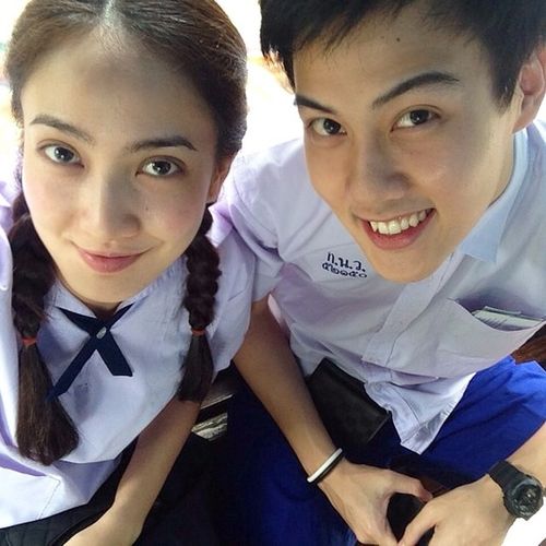 看到很多人很好奇 taew 的男友 ton,小编找到泰国新闻网站上去年的