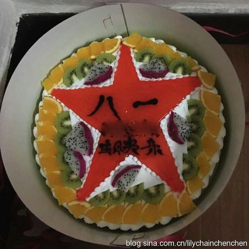 今天班长同学过生日,部队里过生日很有特色,蛋糕都与民间的不同