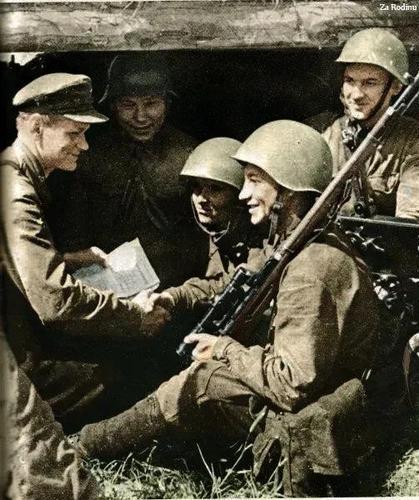 网易首页>网易号>正文申请入驻> 苏联红军漏出的笑容,好像表现着战争