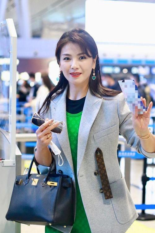 刘涛早春穿搭来袭灰西装配老花裙雍容华贵是贵妇无疑了