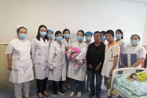 靖边县人民医院儿科医护人员热心为患儿服务