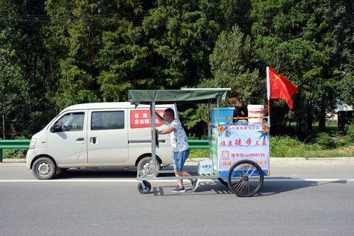 设计制作一辆徒步三轮车,有一个小而遮阳避雨顶棚,棚上安装了太阳能