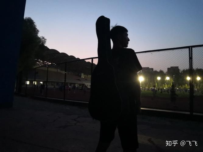 背着吉他留下孤独的背影