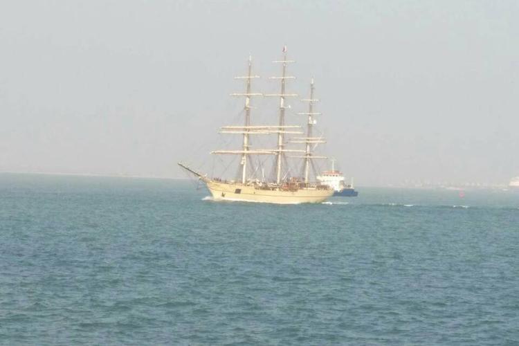 中国破浪号风帆训练舰首航,船型为西式三桅快帆