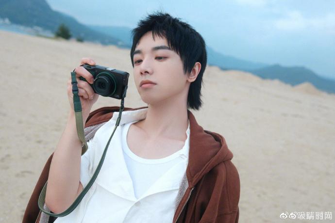 华晨宇超话最新时尚写真大片上线～生日海边大片公开98白色衬衫阳光