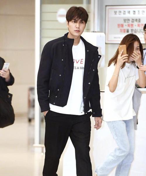 李敏镐的休闲穿搭,"内长外短"时尚感出众,简单又经典