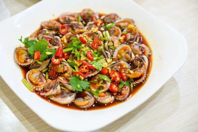 腌血蚌一碟生腌血蚌,清淡里透着鲜,蒜香伴随着酱油的咸和陈醋的酸