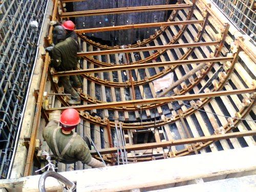 图为已安装完毕的中腔顶口弧形模板