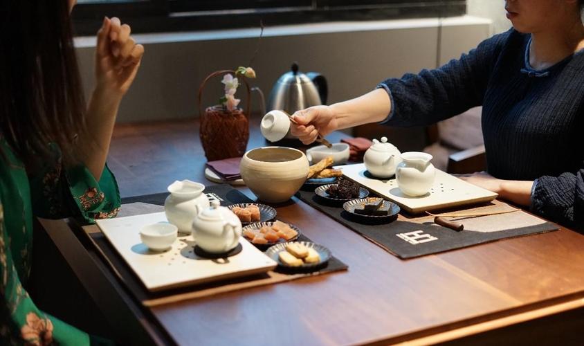 很快,这个茶楼的名气就大了起来,来这喝茶的有钱人越来越多,这些有钱