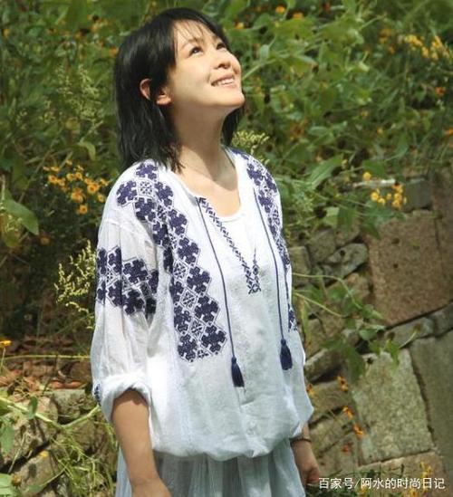 50岁刘若英不愧是气质女神,刺绣上衣配齐肩发型,减龄又时髦