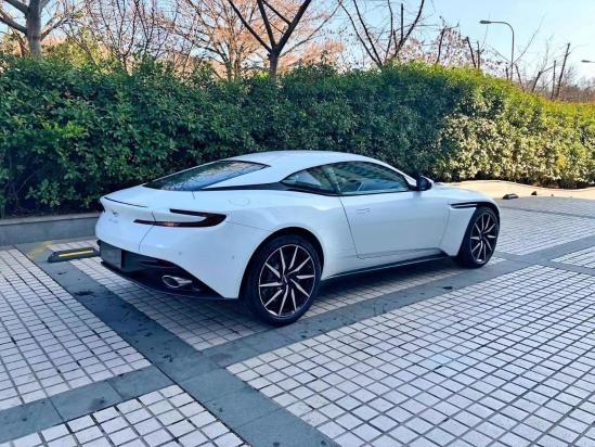 阿斯顿马丁db11v8强动力没压力科技感帅