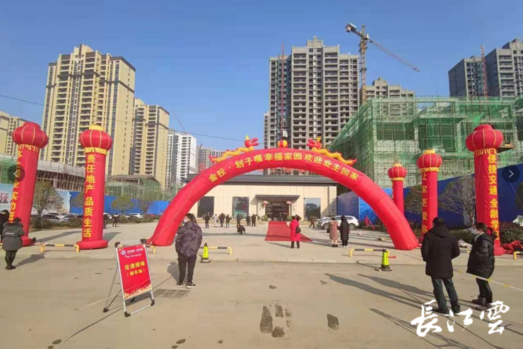 2021年新年第一天,原住在松滋市划子嘴棚户区的赵兰,第一次走进自家