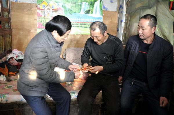 金复杰为贫困户送来慰问品和慰问金