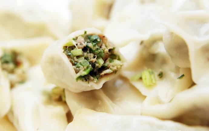 材料:萝卜,羊肉 做法: 白萝卜擦成细丝. 放入热水锅中焯烫一下.