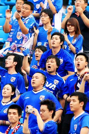 图文:[a3]山东vs城南 申花球迷助威