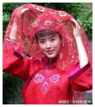 女星扮古装新娘留齐刘海蒋勤勤美如画中人